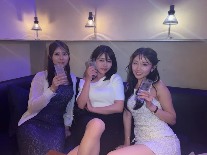 MOONのソファ席で3人