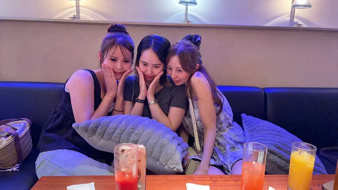 MOONのソファ席の3人