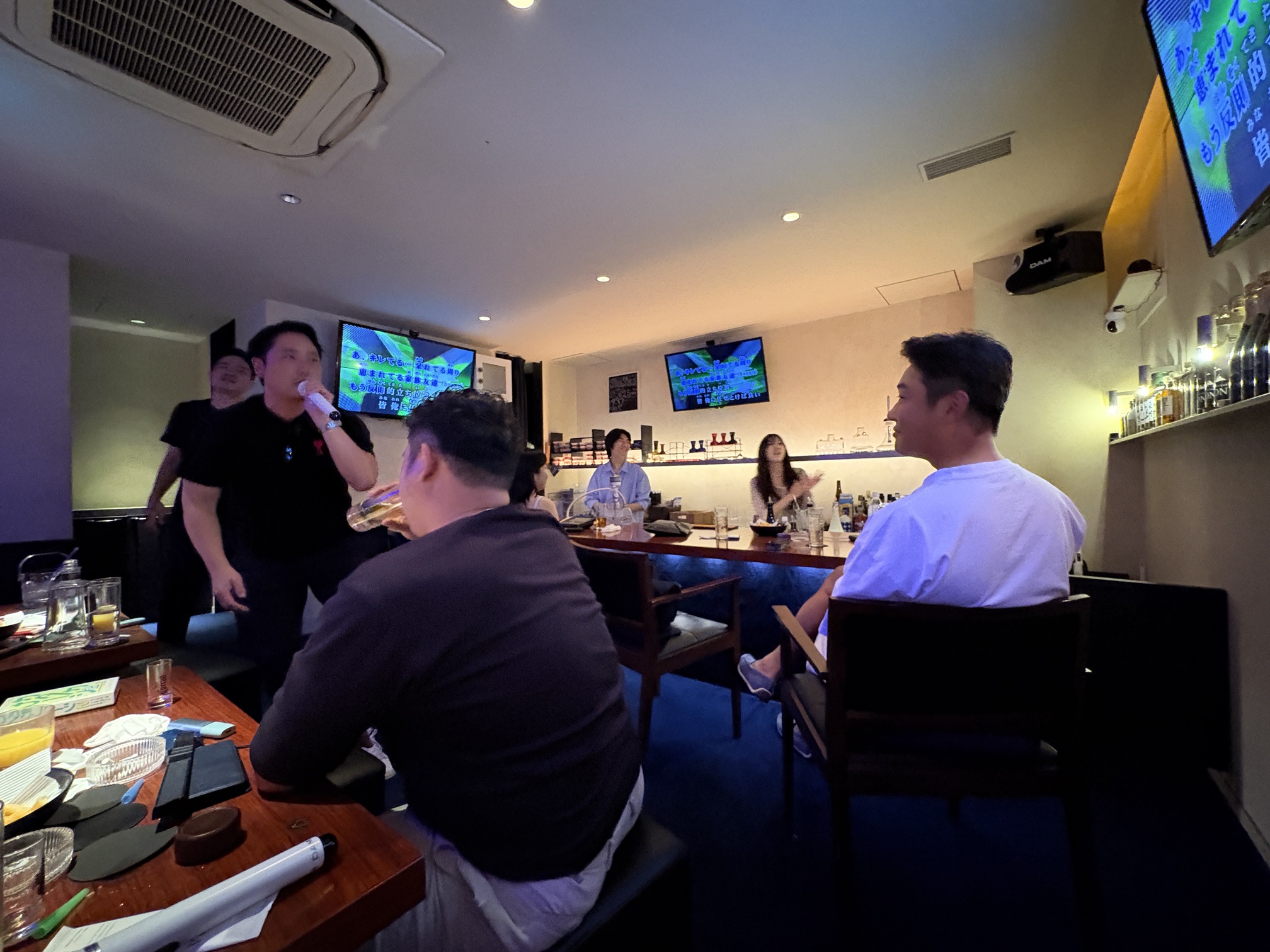韓国バーMOONでシーシャとカラオケを楽しむお客様｜道頓堀近くの東心斎橋