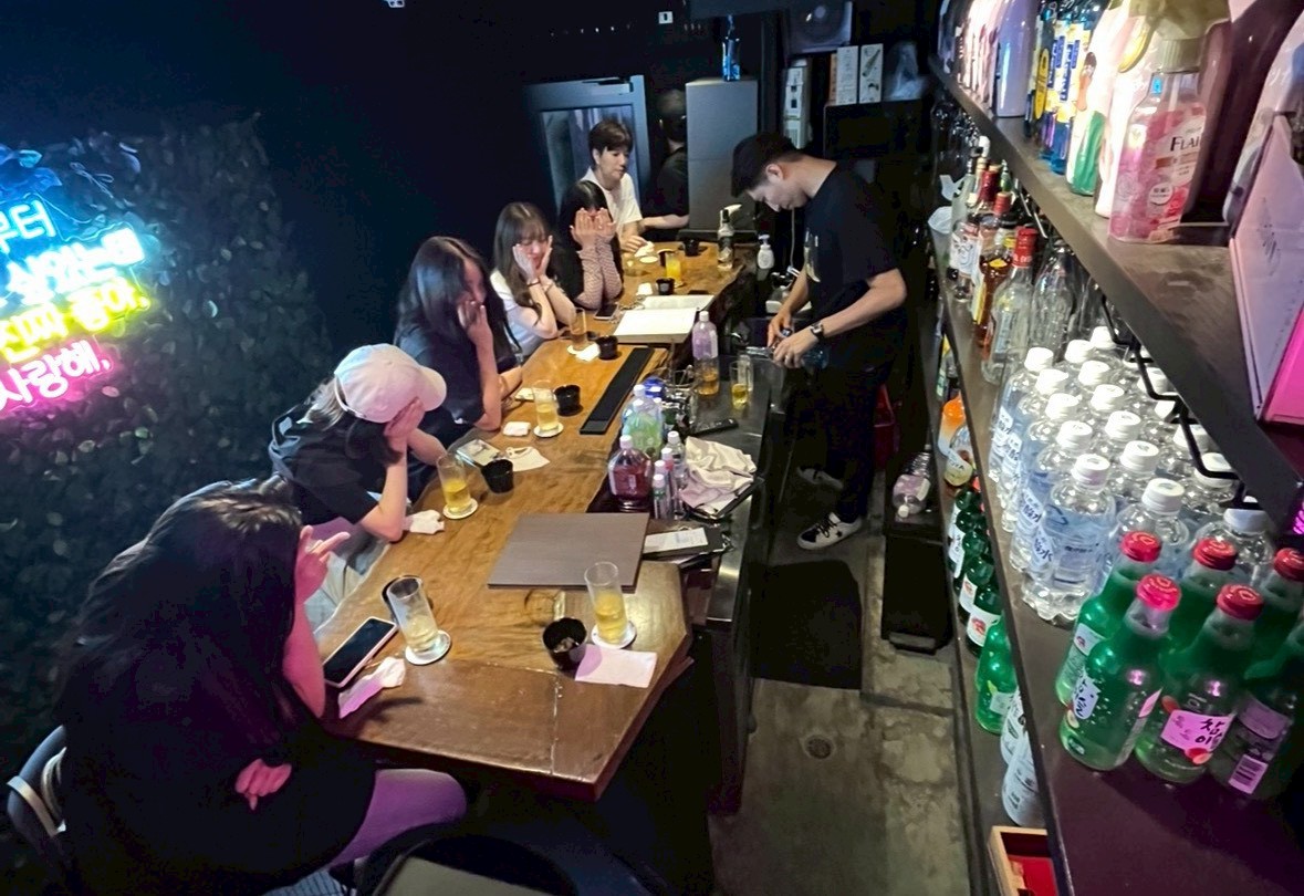 韓国バーSARANG（東心斎橋）の笑顔のスタッフ
