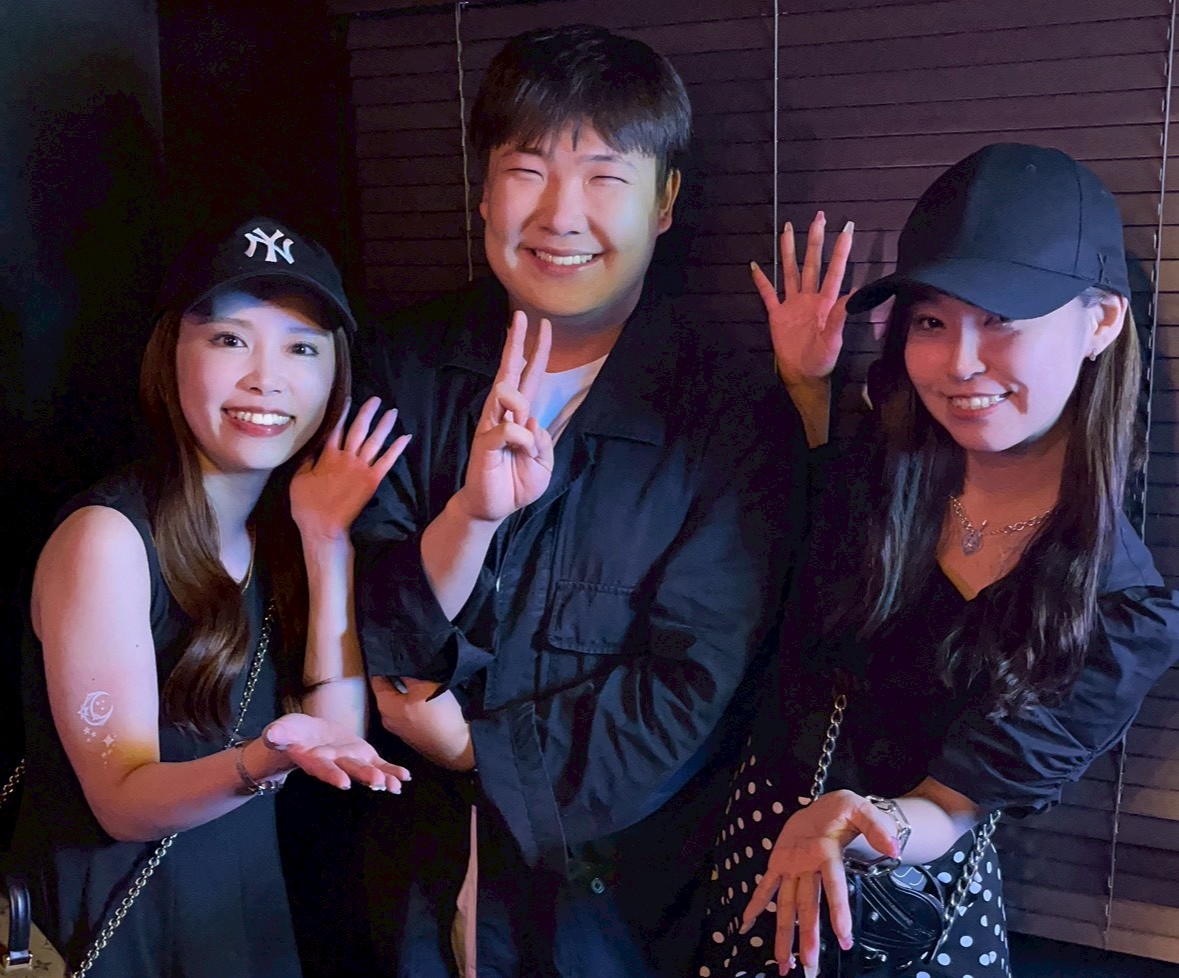 SARANGでピースする3人