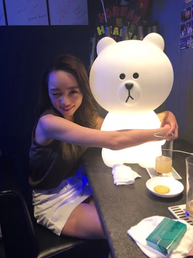 クマのランプが置かれたカウンター（韓国バー HEAVEN 系列店）