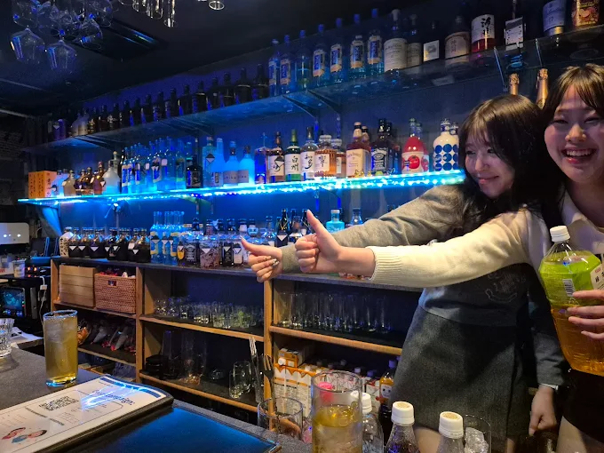 東心斎橋の韓国バーHEAVENのカウンターで韓国人スタッフと韓国語で話すお客様